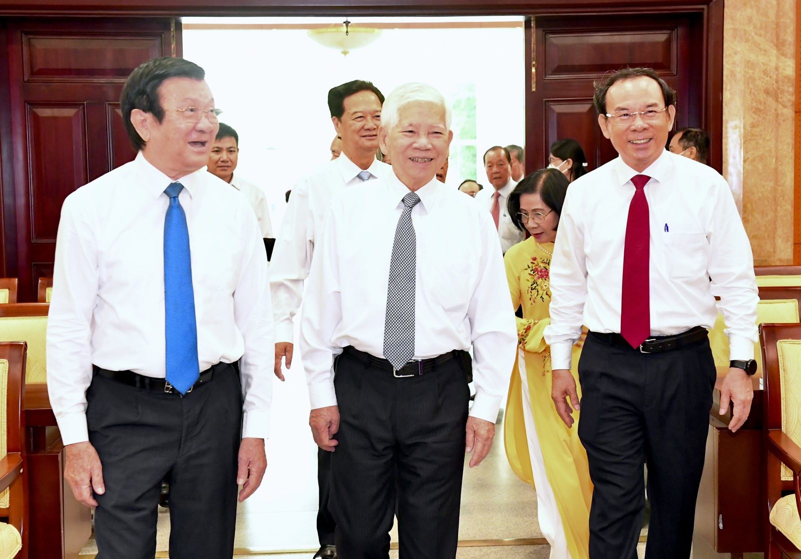 Nguyên Chủ tịch nước Nguyễn Minh Triết và nguyên Chủ tịch nước Trương Tấn Sang đến dự buổi họp mặt (Ảnh: VIỆT DŨNG).